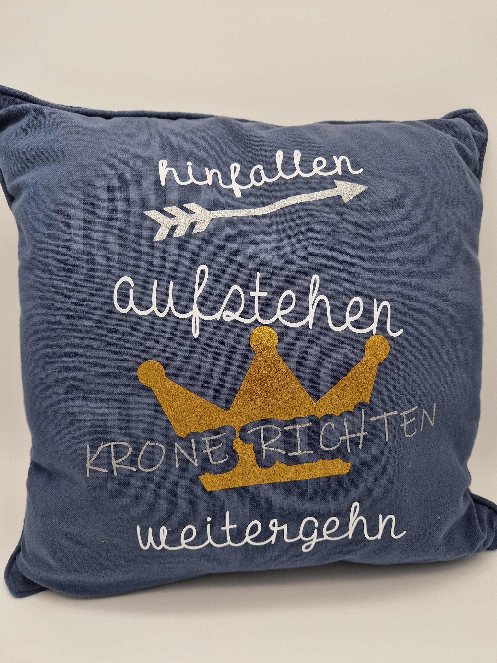 Kissen "Hinfallen, aufstehen, Krone richten, weitergehen"